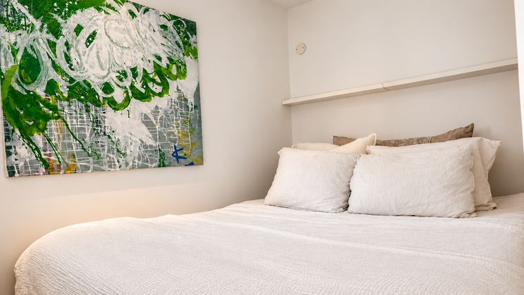Bedroom with 160 cm bed