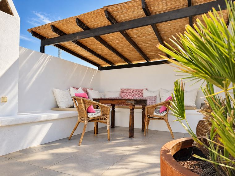 Covered dining area on the roof terrace